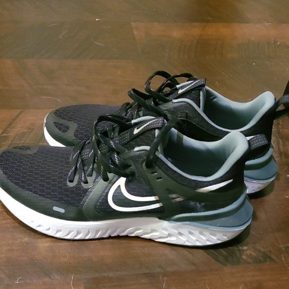 Mint Condition Nike Legend React 2 Men's Black and White Athletic Shoes - Picture 2 of 7